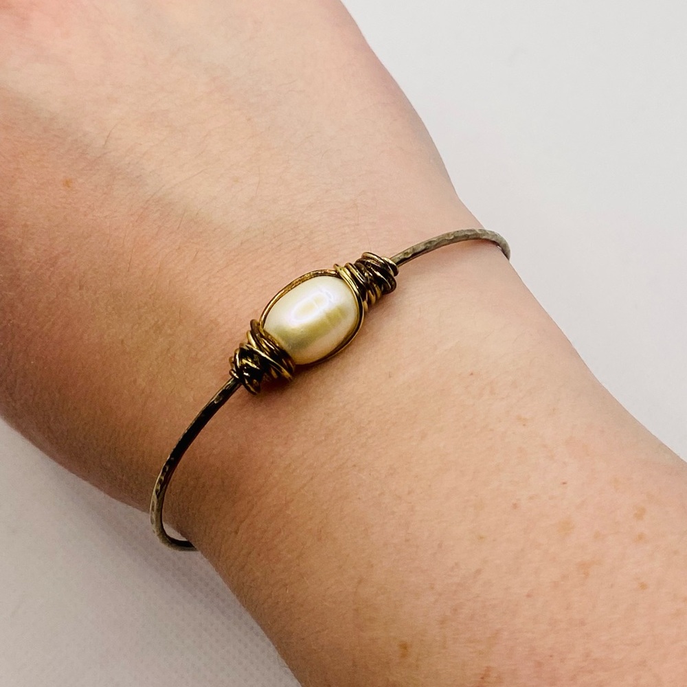 EUC Custom Made Twisted Wire Pearl Bracelet